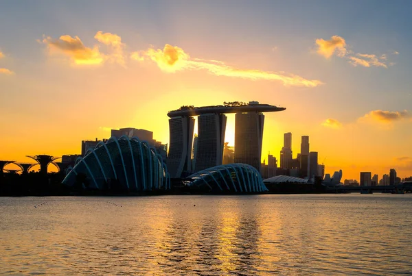 Singapura vista da cidade de negócios área de construção do centro da cidade de barragem marina durante o pôr do sol em Singapura . — Fotografia de Stock