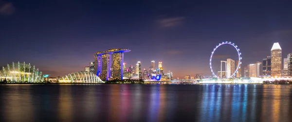 Vista panorâmica da área de edifícios de negócios do centro da cidade à noite em Cingapura. Singapura é uma cidade turística mundialmente famosa . — Fotografia de Stock
