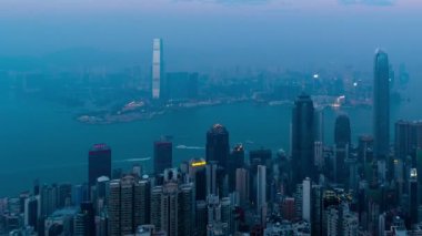 Zaman atlamalı günden Victoria peak ünlü bakış açısı Hong Kong Hong Kong manzarası görünümünün gece şehir merkezinde cityscape görünümüne.