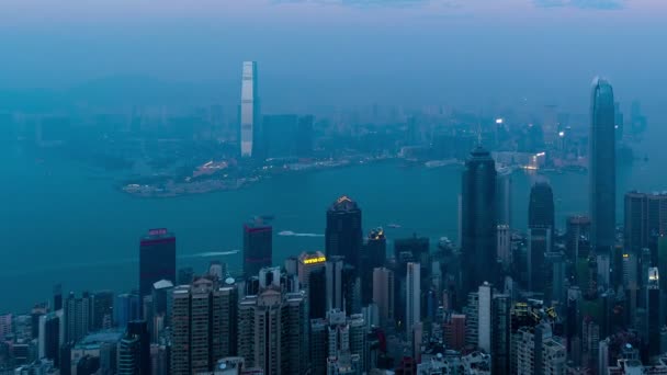 ビクトリア ピーク香港で有名な視点から香港スカイライン ビューのダウンタウンの街並みの夜景を時間経過日 — ストック動画