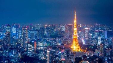 Geceleri Roppongi Hills Tokyo kule ve Tokyo Cityscape görünümü üzerinde havadan görünümü.