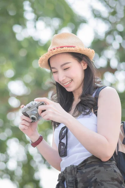 Linda asiática solo turista mulher desfrutar de tirar foto por câmera retro no ponto turístico sightseeing. Viagem de férias no verão . — Fotografia de Stock