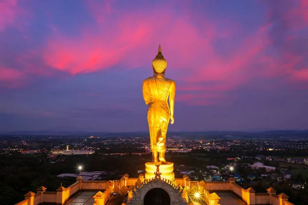 O Buda de Bênção em wat phra que khao noi durante o pôr do sol em N — Fotografia de Stock