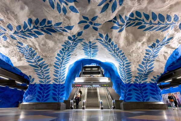 Vnitřní pohled na podzemní nádraží T-Centralen s modrou linkou Metro ve Stockholmu s mnoha cestujícími pěšky na nástupiště — Stock fotografie