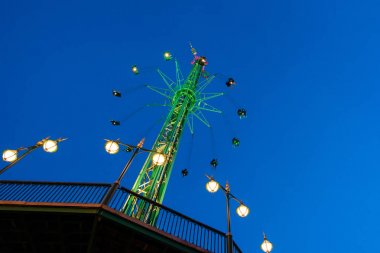 Kopenhag Danimarka'da gece Tivoli eğlence parkı salıncak binmek veya sandalye salıncak binmek