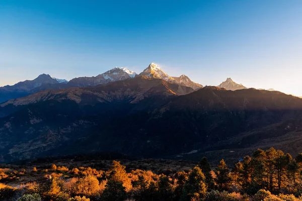 Vista natural da cordilheira do Himalaia no ponto de vista da colina de Poon, Nepal . — Fotografia de Stock