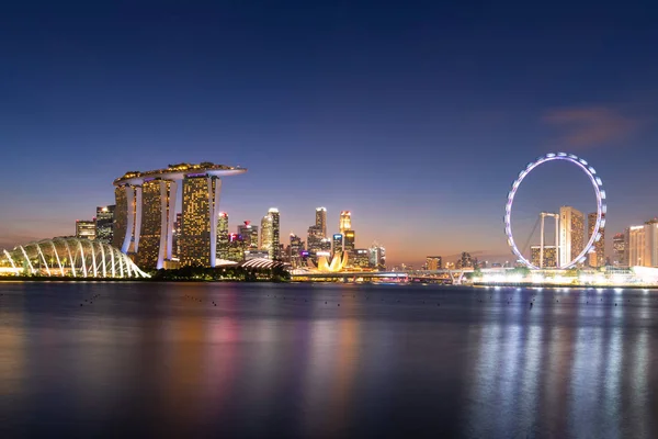 Panorama vista da área de negócios do centro da cidade durante o crepúsculo em Singapura. — Fotografia de Stock