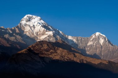 Nepal mavi gökyüzü arka plan ile Annapurna Güney dağ zirvesi