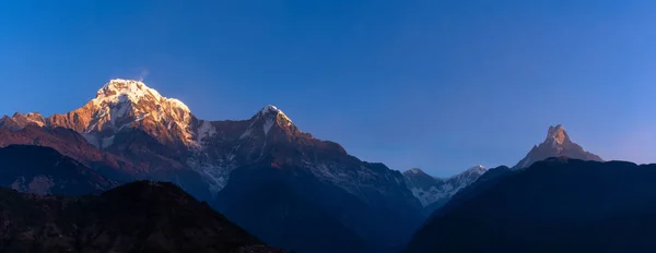 Panorama vista de la naturaleza de la cordillera del Himalaya con cielo azul claro en Nepal —  Fotos de Stock