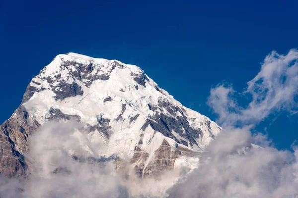 Annapurna Cima montuosa meridionale con sfondo cielo blu in Nepal — Foto Stock