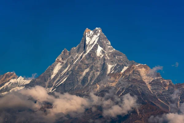 Pico de cola de pez o montaña Machapuchare con fondo de cielo azul claro en Nepal . — Foto de Stock