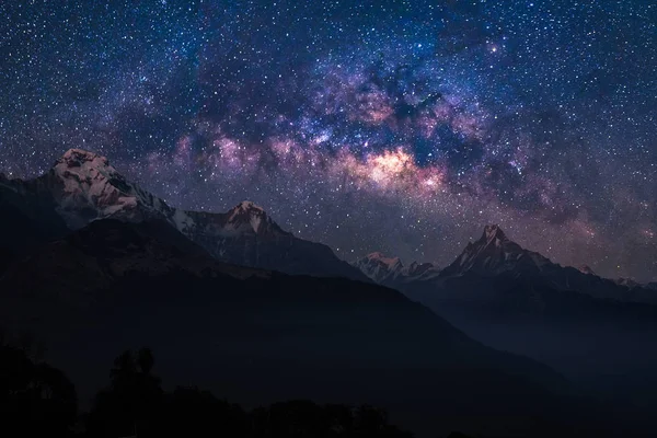 Vue du paysage naturel de la chaîne de montagnes himalayenne avec espace universel de galaxie de la voie lactée et étoiles sur le ciel nocturne — Photo
