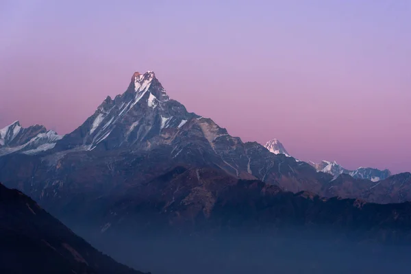 Pico de cola de pescado o montaña Machapuchare durante el atardecer en Nepal . —  Fotos de Stock