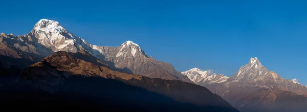 Nepal'de berrak mavi gökyüzü ile Himalaya sıradağlarının panorama doğa görünümü — Stok fotoğraf