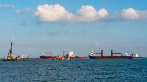 Buque de contenedores logísticos en el astillero principal transporte de contenedores de carga en el puerto de Singapur —  Fotos de Stock