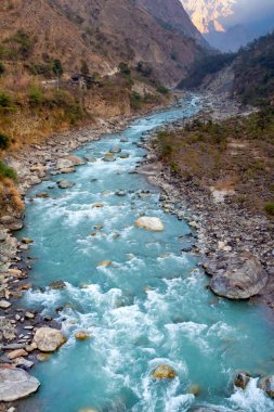 Nepal doğa orman çevre ile Pooh Hill trekking yolu boyunca dağdan akan doğa nehri.