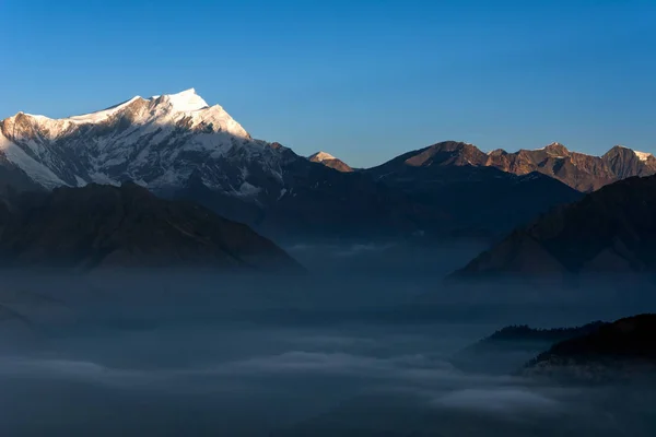 Vue sur la nature de la chaîne de montagnes himalayenne au point de vue de Poon Hill au Népal — Photo