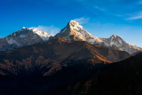 Vista sulla natura della catena montuosa himalayana al punto di vista della collina di Poon in Nepal — Foto Stock