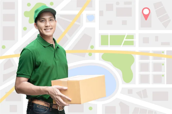 Repartidor asiático sosteniendo una caja de cartón lista para entrega al cliente con mapa de ubicación en segundo plano —  Fotos de Stock