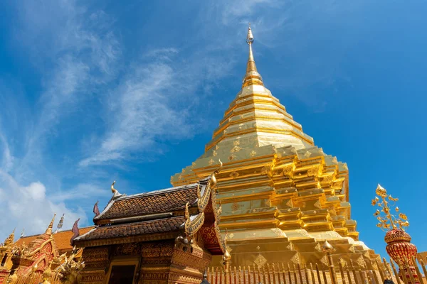 Wat Phra That Doi Suthep con cielo blu a Chiang Mai. Il luogo turistico attraente per i turisti e punto di riferimento di Chiang Mai, Thailandia. — Foto Stock