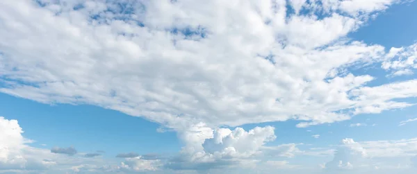 Panorama widok natury niebo z chmurami tło — Zdjęcie stockowe