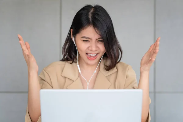 Empleado Negocios Que Usa Computadora Portátil Para Videoconferencias Con Colegas —  Fotos de Stock