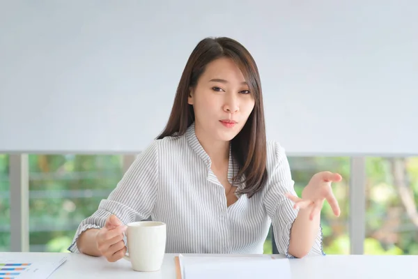 사업가 직원들은 긍정적 태도로 사무실에서 일하는 즐기며 행복하게 여긴다 — 스톡 사진