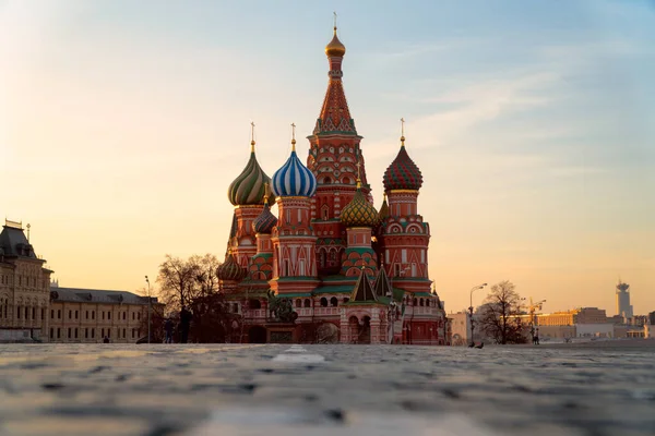 俄罗斯莫斯科日出期间红场的圣巴西尔主教座堂 — 图库照片