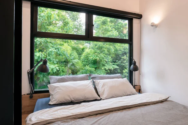 Schlafzimmer Mit Frischer Natur Grüner Baumaussicht Durch Das Fenster — Stockfoto