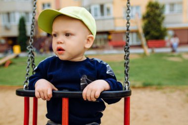 Çocuk salıncakta sallanmaktan korkuyor, 1-2 yıl.