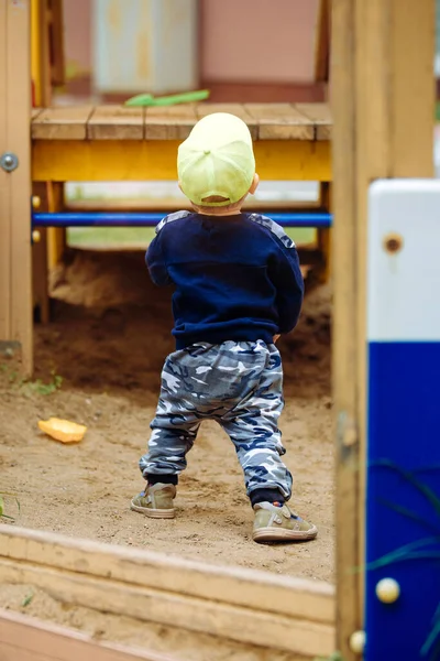 Rapaz no parque infantil, 1-2 anos — Fotografia de Stock