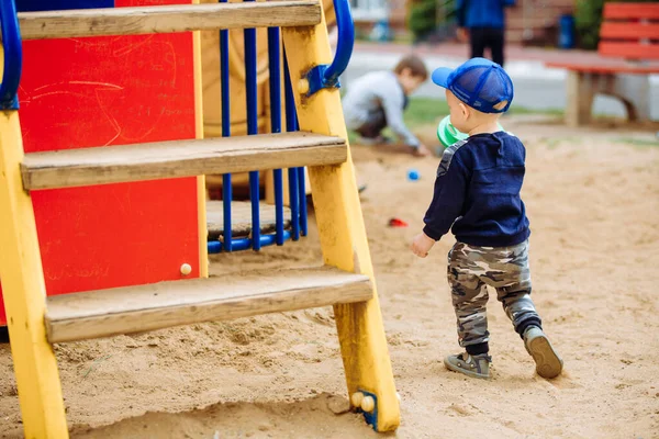 Parque infantil, as crianças brincam com areia. Foto de alta qualidade — Fotografia de Stock