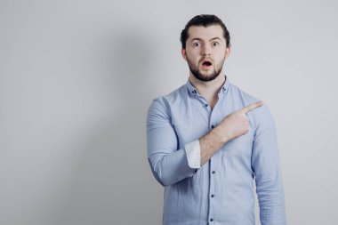 Başarılı adam parmak kaldırır ve şaşırır.