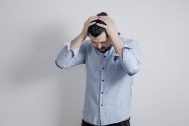 Bir adam kafasını ellerinin arasında tutuyor. Irkçılığı bırak. Virüsü durdur