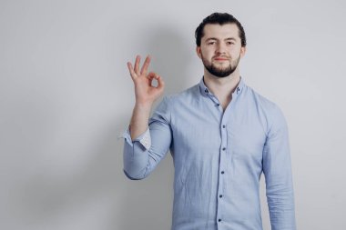 Gri arka planda tişörtlü yakışıklı bir adam.. 