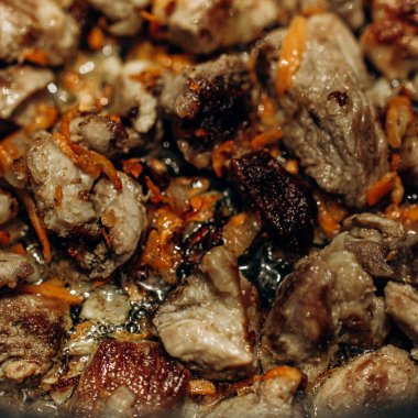 Havuçlu soğan kızarmış. Ev yemeği. Etli pilav.