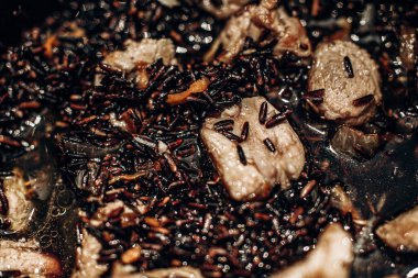 Tavada et olan siyah pirinç. Yemek pilavı. Yakın plan. Seçici odak