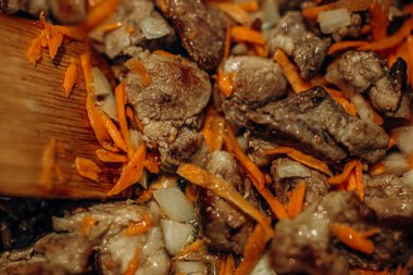 Havuçlu soğan kızarmış. Ev yemeği. Etli pilav.