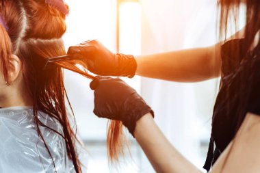 Keratin saç düzleştirme ve restorasyon prosedürü, proteinlerle doygunluk. Kızıl saçlı.