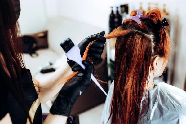 Hairdresser applies a hair mask to the woman in the beauty salon. Botox and keratin hair straightening procedure — Stock Photo, Image