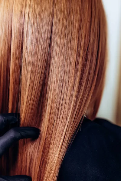 Peluquería profesional cepillado clientes heterosexuales cabello pelirrojo después de los procedimientos de belleza cuidado del cabello.Vertical — Foto de Stock