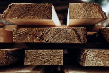 Tahta konut inşaatında kullanılacak kereste.