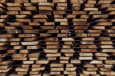 Kereste atölyesinde kereste yığınları.. 