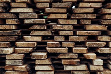 Kereste atölyesinde kereste yığınları.. 