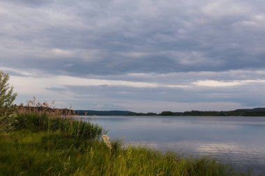 Göl Brombach Bavyera Mavi gökyüzü bir patlama ile bir yaz gün batımında