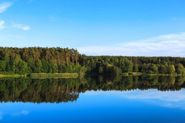 Göl Roth Bavyera Mavi gökyüzü bir patlama ile bir yaz gün batımında