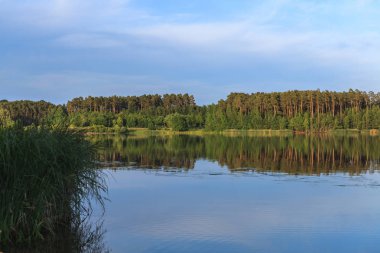 Göl Roth Bavyera Mavi gökyüzü bir patlama ile bir yaz gün batımında