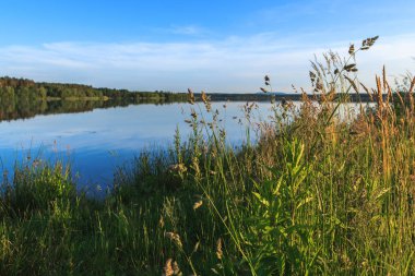 Göl Roth Bavyera Mavi gökyüzü bir patlama ile bir yaz gün batımında
