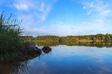 Göl Roth Bavyera Mavi gökyüzü bir patlama ile bir yaz gün batımında
