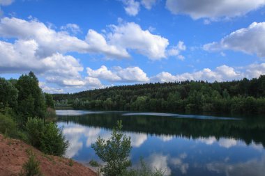 Mavi bir gökyüzü bir patlama ile bir yaz gün batımında Lake baggersee Bavyera